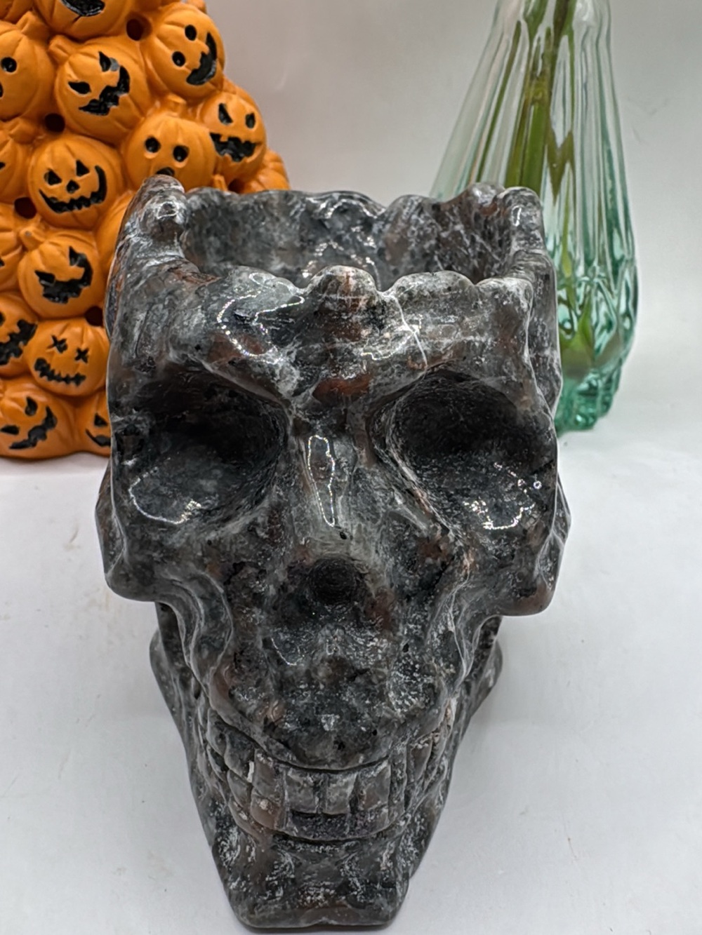 Yooperlite uv reactive skull carving